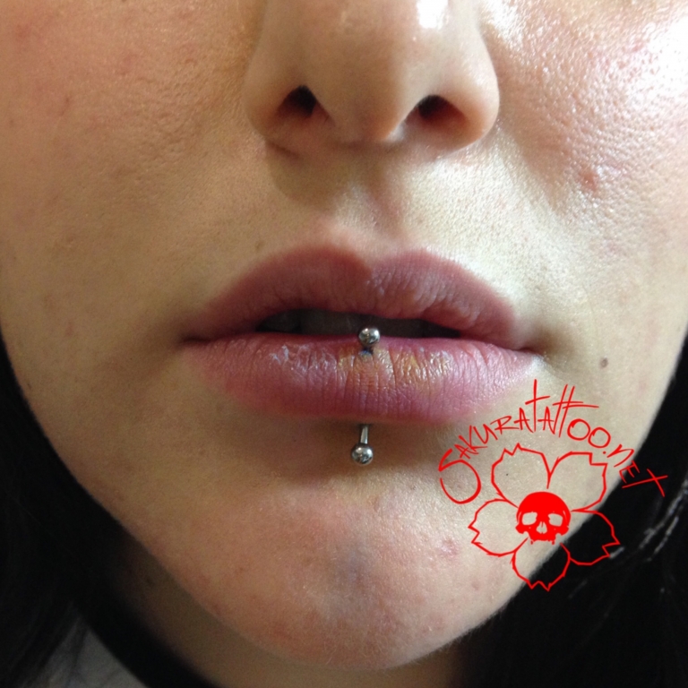 Vertical labret